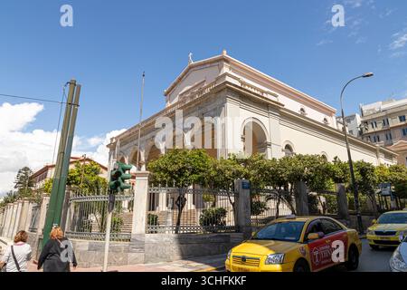 Athènes, Grèce. Néo-Renaissance Sainte Cathédrale catholique de Saint Denis l'Aréopagite, église du 19ème siècle avec façade de pilastres corinthiens et mar Banque D'Images