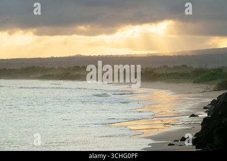 Coucher de soleil sur la plage de Puerto Villamil, Isla Isabela, îles Galapagos, Équateur Banque D'Images