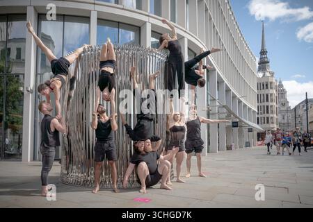 Londres, Royaume-Uni. 1er septembre 2025. Les artistes collectifs de Copenhague répètent une série de mouvements acrobatiques de leur prochain spectacle « The Genesis » autour de l’installation métallique « Whispers » d’Oskar Zieta, située sur la colline de Ludgate dans le quartier de Fleet Street. Le spectacle « The Genesis » sera présenté au Peacock Theatre du 3 au 6 septembre. Crédit : Guy Corbishley/Alamy Live News Banque D'Images
