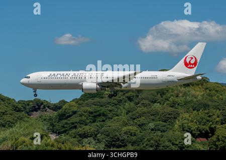 Fukuoka, Japon - 29 juillet 2025. JA614J Japan Airlines Boeing 767-300ER atterrissant à l'aéroport de Fukuoka (FUK). Banque D'Images