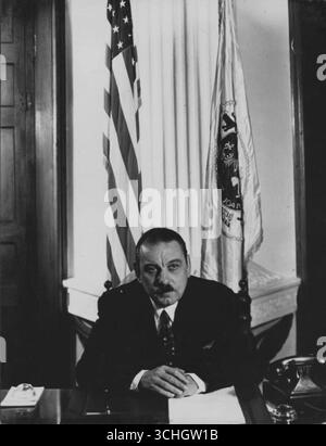 Portrait officiel du gouverneur portoricain Luis Muñoz Marín en 1950. Banque D'Images