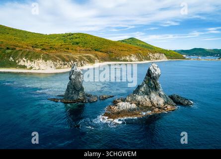Superbe paysage côtier au lever du soleil avec des formations rocheuses distinctes et des eaux océaniques claires Banque D'Images