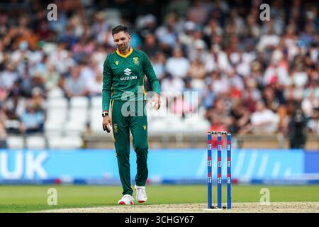 Headingley Cricket Ground, Leeds le mardi 2 septembre 2025. Le Sud-Africain Keshav Maharaj entre les ballons alors qu'il se prépare à continuer à jouer au bowling lors du match de la Metro Bank One Day Series entre l'Angleterre et l'Afrique du Sud au Headingley Cricket Ground, Leeds, le mardi 2 septembre 2025. (Photo : Stuart Leggett | mi News) crédit : MI News & Sport /Alamy Live News Banque D'Images