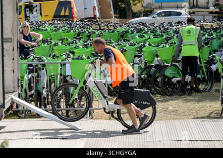 Wimbledon, Londres, Angleterre, Royaume-Uni - 4 juillet 2025 : travailleur pour Lime Bike et Uber chargeant un vélo électrique sur un camion devant le All England Lawn Tennis Banque D'Images
