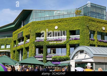 Wimbledon, Londres, Angleterre, Royaume-Uni - 4 juillet 2025 : vue extérieure du bâtiment du court central à Wimbledon lors des championnats All England Lawn Tennis Banque D'Images