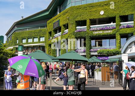 Wimbledon, Londres, Angleterre, Royaume-Uni - 4 juillet 2025 : vue extérieure du bâtiment du court central à Wimbledon lors des championnats All England Lawn Tennis Banque D'Images