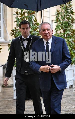 Paris, France. 02 septembre 2025. Le premier ministre français François Bayrou arrive à l’Hôtel de Matignon à Paris alors qu’il rencontre les dirigeants des partis politiques le 2 septembre 2025. Photo de Firas Abdullah/ABACAPRESS.COM crédit : Abaca Press/Alamy Live News Banque D'Images