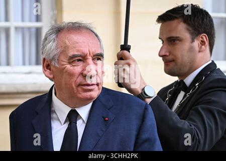 Paris, France. 02 septembre 2025. Le premier ministre français François Bayrou arrive à l’Hôtel de Matignon à Paris alors qu’il rencontre les dirigeants des partis politiques le 2 septembre 2025. Photo de Firas Abdullah/ABACAPRESS.COM crédit : Abaca Press/Alamy Live News Banque D'Images