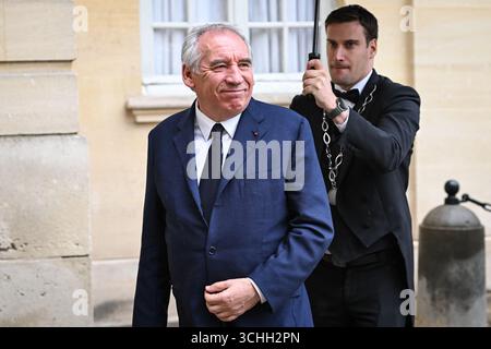 Paris, France. 02 septembre 2025. Le premier ministre français François Bayrou arrive à l’Hôtel de Matignon à Paris alors qu’il rencontre les dirigeants des partis politiques le 2 septembre 2025. Photo de Firas Abdullah/ABACAPRESS.COM crédit : Abaca Press/Alamy Live News Banque D'Images