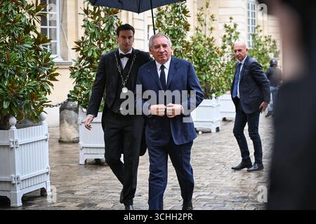 Paris, France. 02 septembre 2025. Le premier ministre français François Bayrou arrive à l’Hôtel de Matignon à Paris alors qu’il rencontre les dirigeants des partis politiques le 2 septembre 2025. Photo de Firas Abdullah/ABACAPRESS.COM crédit : Abaca Press/Alamy Live News Banque D'Images