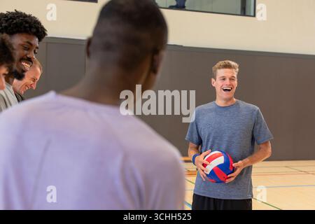 L'entraîneur de l'équipe masculine de volley-ball observant le spectacle de volley-ball sert sur le terrain, espace copie Banque D'Images