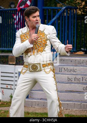 Cliff Castle jouant le rôle d'Elvis Presley au kiosque d'Oaklands à Hythe, Kent, le 31 août 2025 Banque D'Images