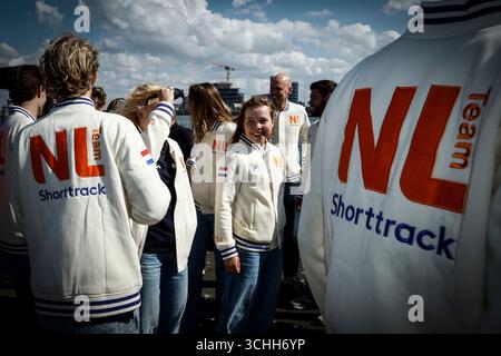 L'équipe néerlandaise Shorttrack arrive en bateau RIB lors de la présentation à la presse de l'équipe néerlandaise Shorttrack à Fort IJmuiden le 1er septembre 2025 à IJmuiden, pays-Bas. (Crédit : Broer van den Boom/MTB-photo/Alamy Live News) Banque D'Images