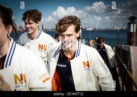 L'équipe néerlandaise Shorttrack arrive en bateau RIB lors de la présentation à la presse de l'équipe néerlandaise Shorttrack à Fort IJmuiden le 1er septembre 2025 à IJmuiden, pays-Bas. (Crédit : Broer van den Boom/MTB-photo/Alamy Live News) Banque D'Images