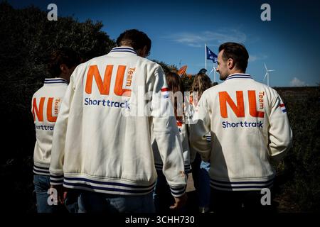 L'équipe néerlandaise Shorttrack arrive en bateau RIB lors de la présentation à la presse de l'équipe néerlandaise Shorttrack à Fort IJmuiden le 1er septembre 2025 à IJmuiden, pays-Bas. (Crédit : Broer van den Boom/MTB-photo/Alamy Live News) Banque D'Images
