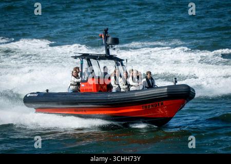 L'équipe néerlandaise Shorttrack arrive en bateau RIB lors de la présentation à la presse de l'équipe néerlandaise Shorttrack à Fort IJmuiden le 1er septembre 2025 à IJmuiden, pays-Bas. (Crédit : Broer van den Boom/MTB-photo/Alamy Live News) Banque D'Images