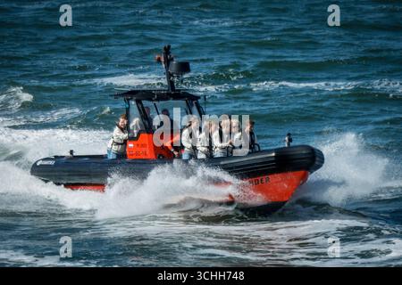 L'équipe néerlandaise Shorttrack arrive en bateau RIB lors de la présentation à la presse de l'équipe néerlandaise Shorttrack à Fort IJmuiden le 1er septembre 2025 à IJmuiden, pays-Bas. (Crédit : Broer van den Boom/MTB-photo/Alamy Live News) Banque D'Images