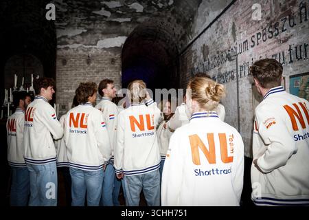 L'équipe néerlandaise Shorttrack arrive en bateau RIB lors de la présentation à la presse de l'équipe néerlandaise Shorttrack à Fort IJmuiden le 1er septembre 2025 à IJmuiden, pays-Bas. (Crédit : Broer van den Boom/MTB-photo/Alamy Live News) Banque D'Images