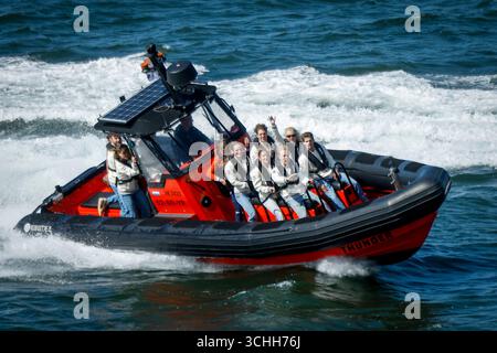 L'équipe néerlandaise Shorttrack arrive en bateau RIB lors de la présentation à la presse de l'équipe néerlandaise Shorttrack à Fort IJmuiden le 1er septembre 2025 à IJmuiden, pays-Bas. (Crédit : Broer van den Boom/MTB-photo/Alamy Live News) Banque D'Images