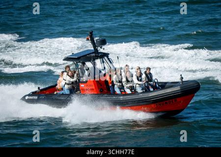 L'équipe néerlandaise Shorttrack arrive en bateau RIB lors de la présentation à la presse de l'équipe néerlandaise Shorttrack à Fort IJmuiden le 1er septembre 2025 à IJmuiden, pays-Bas. (Crédit : Broer van den Boom/MTB-photo/Alamy Live News) Banque D'Images