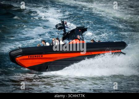 L'équipe néerlandaise Shorttrack arrive en bateau RIB lors de la présentation à la presse de l'équipe néerlandaise Shorttrack à Fort IJmuiden le 1er septembre 2025 à IJmuiden, pays-Bas. (Crédit : Broer van den Boom/MTB-photo/Alamy Live News) Banque D'Images