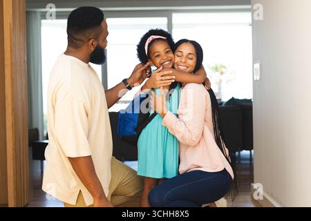 Fille embrassant la mère, famille heureuse partageant un moment heureux ensemble à la maison Banque D'Images