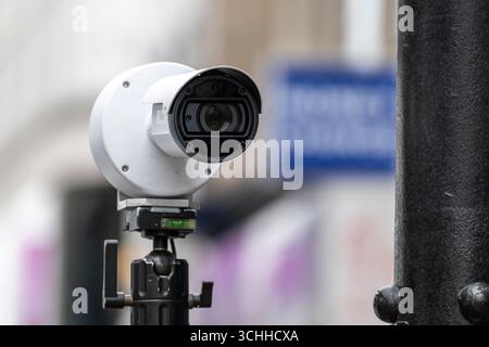Londres, Royaume-Uni. 2 septembre 2025. Une caméra 8K à côté d'un van de reconnaissance faciale Metropolitan police Live qui est garé devant le magasin phare Boots sur Oxford Street. Selon les policiers présents sur place, le fourgon a plusieurs caméras à bord qui correspondent aux visages des passants, en temps réel, à une base de données d'individus recherchés, mais s'il n'y a pas de correspondance, toutes les images du public sont supprimées. Plusieurs arrestations ont déjà eu lieu. Les fourgonnettes sont placées dans des zones de fréquentation élevée et dans des zones à haut risque connues. Credit : Stephen Chung / Alamy Live News Banque D'Images