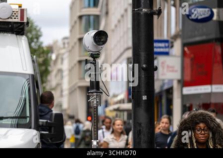 Londres, Royaume-Uni. 2 septembre 2025. Une caméra 8K à côté d'un van de reconnaissance faciale Metropolitan police Live qui est garé devant le magasin phare Boots sur Oxford Street. Selon les policiers présents sur place, le fourgon a plusieurs caméras à bord qui correspondent aux visages des passants, en temps réel, à une base de données d'individus recherchés, mais s'il n'y a pas de correspondance, toutes les images du public sont supprimées. Plusieurs arrestations ont déjà eu lieu. Les fourgonnettes sont placées dans des zones de fréquentation élevée et dans des zones à haut risque connues. Credit : Stephen Chung / Alamy Live News Banque D'Images