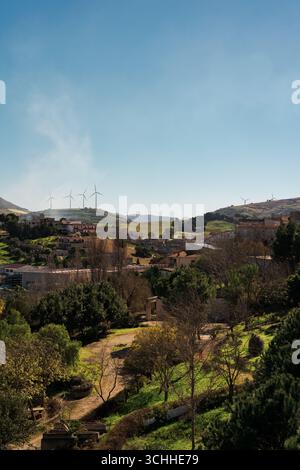 Éoliennes sur les collines derrière une petite ville de campagne Banque D'Images