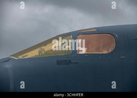 Le cockpit d'un bombardier furtif de l'USAF de l'armée de l'air américaine regardant menaçant contre un ciel noir assombrissant Banque D'Images