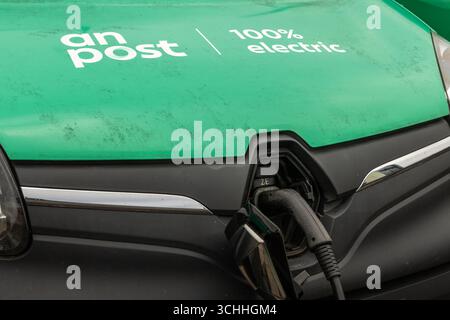 Fourgonnette électrique Irish postal service chargeant au dépôt postal de Skibbereen, West Cork, Irlande. Banque D'Images