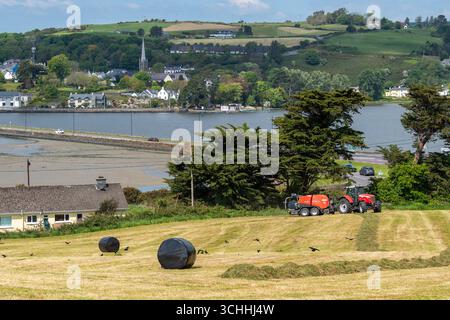 Agriculture : mise en balles d'ensilage à Rosscarbery, West Cork, Irlande, à l'aide d'un tracteur Massey Ferguson 6495 et d'une presse KUHN FBP 3135. Banque D'Images