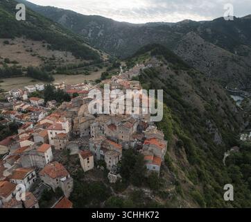 Vue aérienne de l'ancien village accroché à la montagne, toits en terre cuite en cascade, une scène intemporelle de beauté rustique, Villalago, Abruzzes, Italie. Banque D'Images