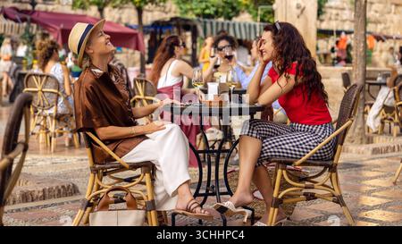 La petite amie (2025- ) mini série télévisée avec Robin Wright et Olivia Cooke. La vie idyllique de Laura est brisée quand la nouvelle petite amie de son fils semble suspecte. Publicité toujours de la saison 1 À USAGE ÉDITORIAL SEULEMENT. Crédit : vidéo BFA / Amazon Prime Banque D'Images