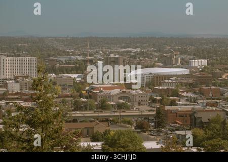 Vue sur le centre-ville depuis Edwidge Woldson Park à Spokane, Washington. Banque D'Images