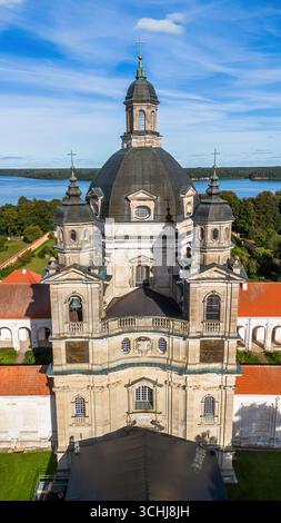 Vue aérienne de l'église de la Visitation dans le monastère de Pažaislis situé sur une péninsule dans le réservoir de Kaunas en Lituanie, l'un de la Baltique Banque D'Images