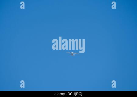 Court SC-7 Skyvan 3-100 dans un ciel bleu clair ascendant pour un parachute d'équipe Banque D'Images