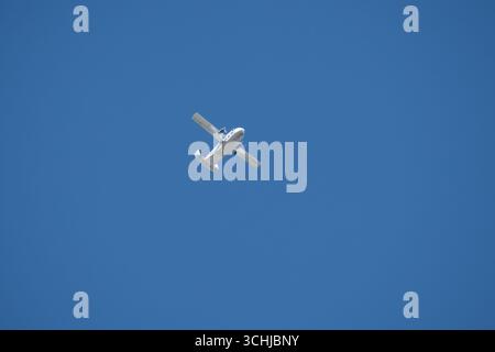 Court SC-7 Skyvan 3-100 dans un ciel bleu clair ascendant pour un parachute d'équipe Banque D'Images