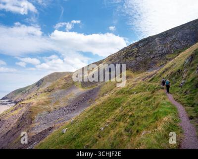 bossington, Royaume-Uni, 27 juin 2025 : les gens marchent sur le sentier côtier dans le paysage d'été près de la plage de bossington et l'océan dans le parc national britannique exmoor Banque D'Images