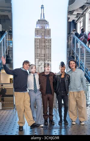New York, États-Unis. 02 septembre 2025. Will Lipton, Axel Ellis, Jesse Golliher, Zende Murdock et Jeremy Yun assistent à la première de la nouvelle série originale d'Amazon Prime Video, The Runarounds à l'Empire State Building à New York, NY, le 2 septembre 2025. (Photo de Lev Radin/Sipa USA) crédit : Sipa USA/Alamy Live News Banque D'Images