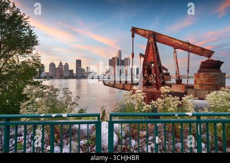 L'horizon de Detroit, Michigan, USA vu de l'autre côté de la rivière Detroit à Windsor, Ontario, Canada au crépuscule. Banque D'Images