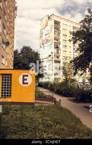 Zaspa, Gdańsk est connue pour son immense galerie d'art mural, son histoire vibrante et ses espaces verts paisibles, où la culture rencontre la communauté. Banque D'Images