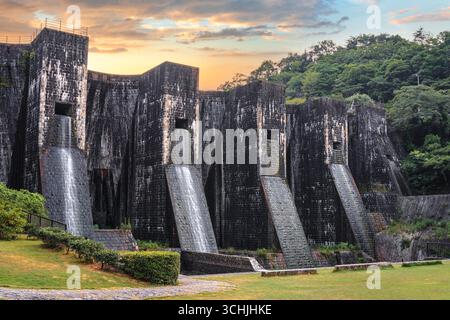 Barrage Honen'IKE Pond dans la chaîne de montagnes Sanuki à Kan'onji, préfecture de Kagawa, Japon. La structure date de 1930. Banque D'Images