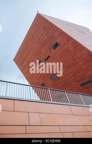 Le musée de la seconde Guerre mondiale de Gdańsk offre un voyage puissant à travers l'impact de la guerre, avec des expositions immersives dans un bâtiment moderne saisissant. Banque D'Images