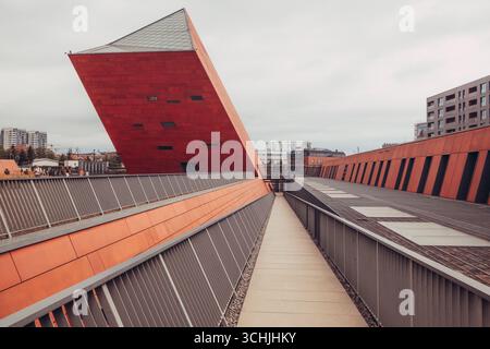 Le musée de la seconde Guerre mondiale de Gdańsk offre un voyage puissant à travers l'impact de la guerre, avec des expositions immersives dans un bâtiment moderne saisissant. Banque D'Images