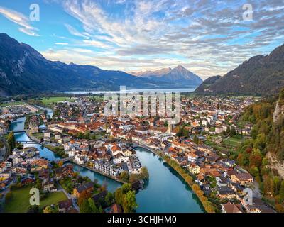 Unterseen, Suisse surplombant la rivière Aar au crépuscule. Banque D'Images