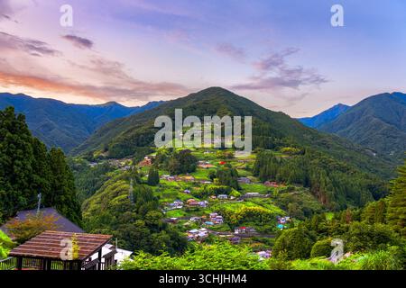 Ochiai, Tokushima, village japonais à flanc de colline au crépuscule. Banque D'Images