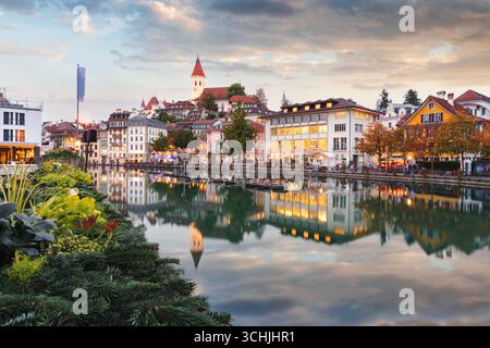 Thoune, Suisse paysage urbain sur la rivière Aar au crépuscule. Banque D'Images