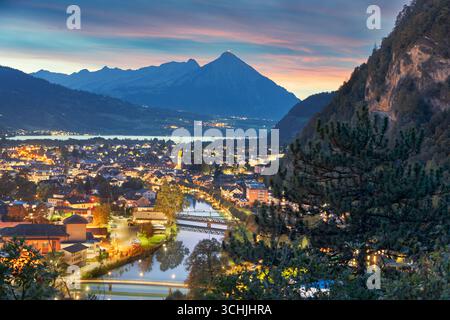 Unterseen, Suisse surplombant la rivière Aar au crépuscule. Banque D'Images