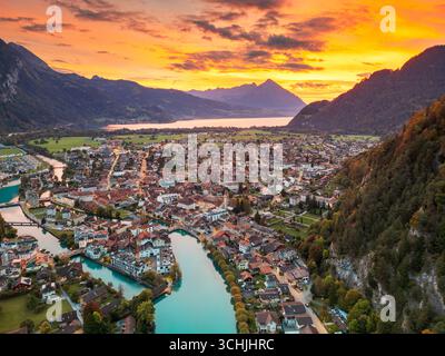 Unterseen, Suisse surplombant la rivière Aar au crépuscule. Banque D'Images